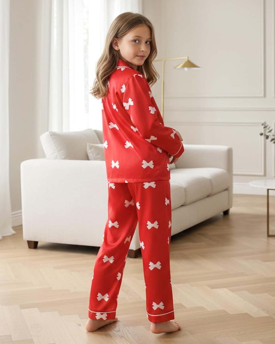 Schattige 2-delige peuteroutfit met strikprint, lange mouwen en knoopsluiting, ideaal voor loungen en spelen