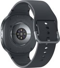 Achterkant van donkergrijze smartwatch met sensoren en informatie.