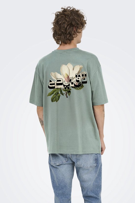 Lichtgroene T-shirt met een grote bloem en Arabische tekstprint op de rug.