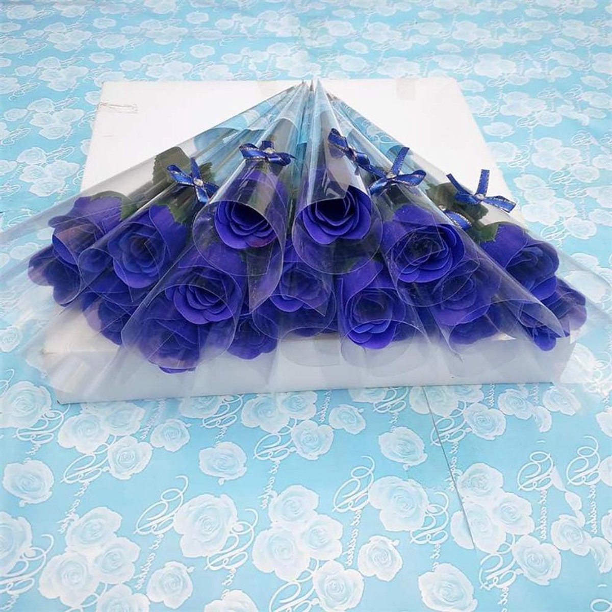 Kunstmatige Rozen Boeket - Zeven Rozen - Decoratie Bruiloft - Zeepbloemen - 38 cm - Blauw