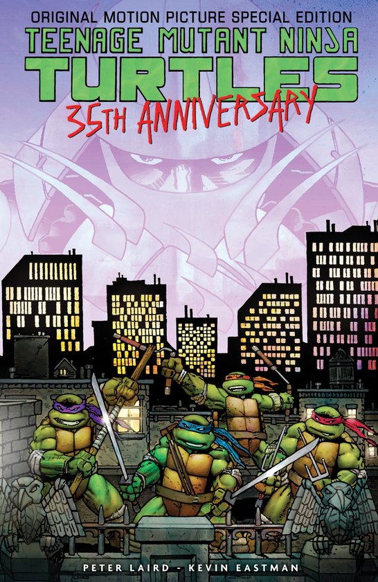 De Teenage Mutant Ninja Turtles in een stadsgezicht met op de achtergrond Shredder en de tekst '35TH ANNIVERSARY'