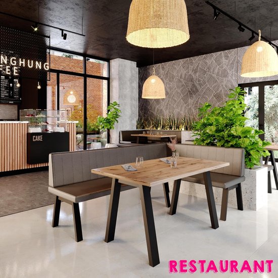 Luxe horeca-interieur met een grijze hoekbank, houten tafels en planten.