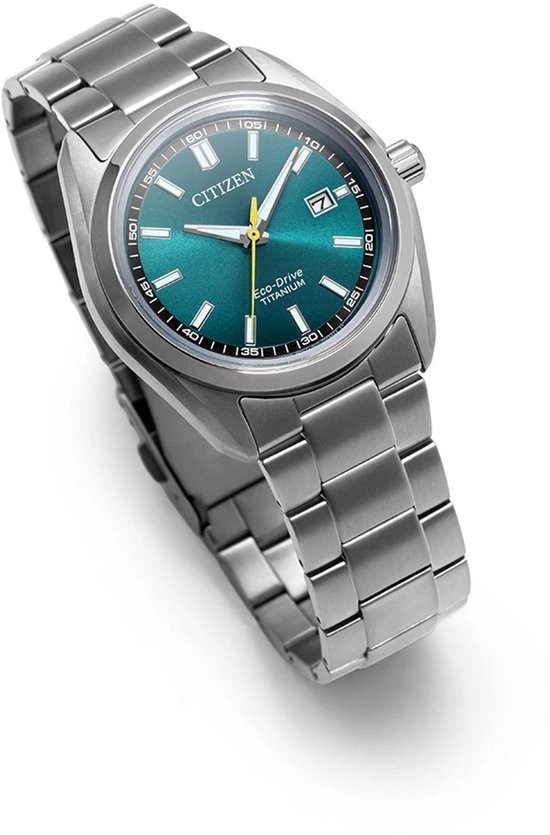 Zilverkleurig Citizen Eco-Drive Titanium horloge met een blauwgroene wijzerplaat.