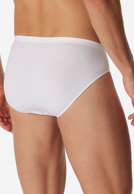 Achterkant van een witte Schiesser slip gedragen door een man.