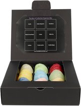Open zwarte doos met negen geurchips in pastelkleuren: vanille, Italiaanse bergamot, aardbei, muskus & vers hout, katoen, witte thee, ijsberg, fresia lychee, vanille mango.