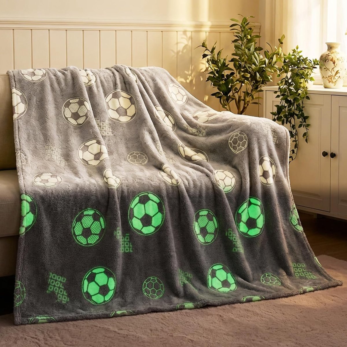 Zachte Voetbal Dekentje voor Kinderen, Glow in the Dark, Fluffy 130 x 150 cm, Perfect als Nachtlampje of Sofa Dek, Ideaal Cadeau voor Kinderkamer en Bedlinnen