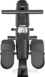 Zicht op de VirtuFit ROW100 roeitrainer met display, handgrepen en voetsteunen.