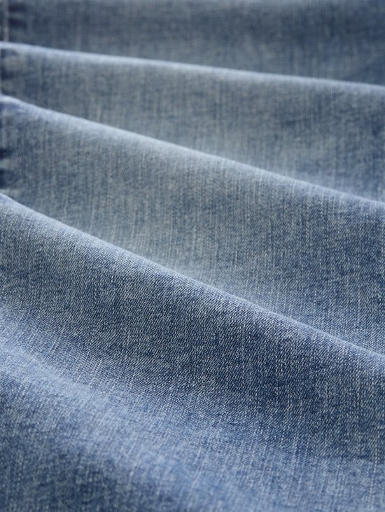 Gedetailleerde close-up van de textuur van lichtblauwe denim.
