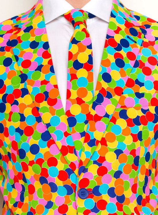 Close-up van een veelkleurig pak met confettiprint, wit shirt en stropdas.