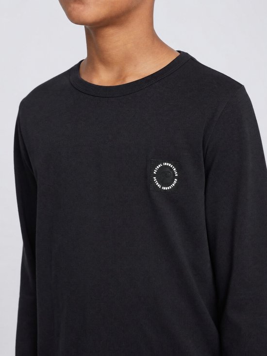 Detail van de zwarte longsleeve met een rond logo op de borst.