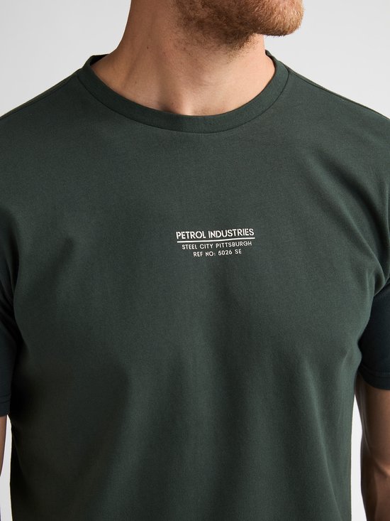 Detail van een donkergroen T-shirt met korte mouwen en een witte tekstprint op de borst.