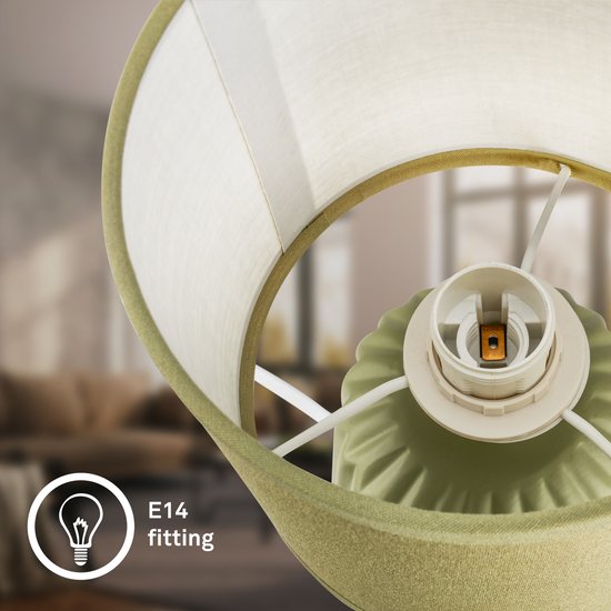 Gros plan de la douille E14 d'une lampe de table verte avec abat-jour textile.