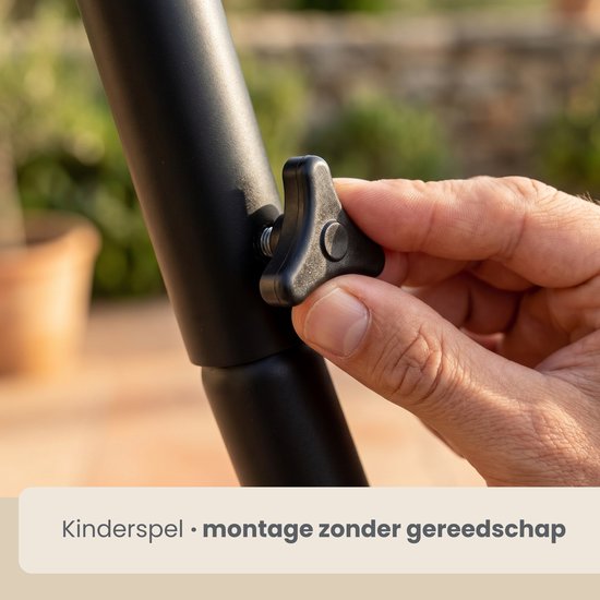 Hand draait een knop vast op een zwarte metalen standaard, montage zonder gereedschap.