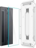 Een telefoon met dunne, zilveren rand, met een transparante screenprotector ernaast, en een doorzichtig montageframe.
