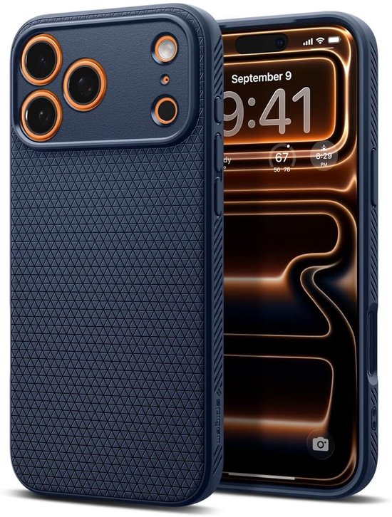 Donkerblauwe Spigen hoes met textuur en oranje camera-accenten, naast een iPhone 17 Pro Max.