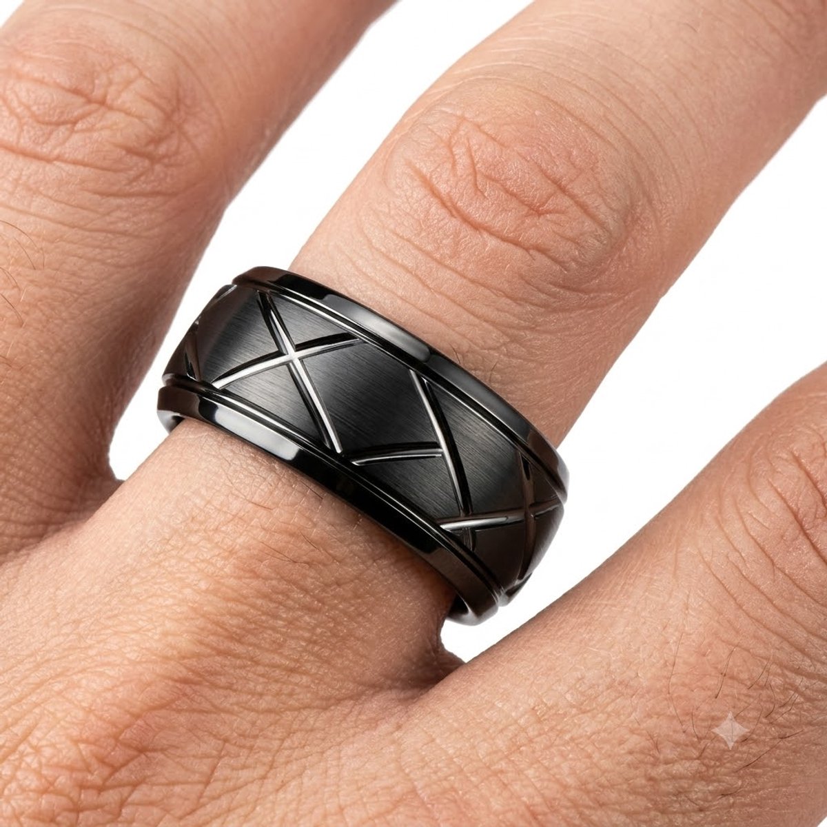Zwartkleurige minimalistische ring heren gegraveerde ring maat 10 brede bandring met geometrisch lijnpatroon glanzende afwerking moderne vinger ring