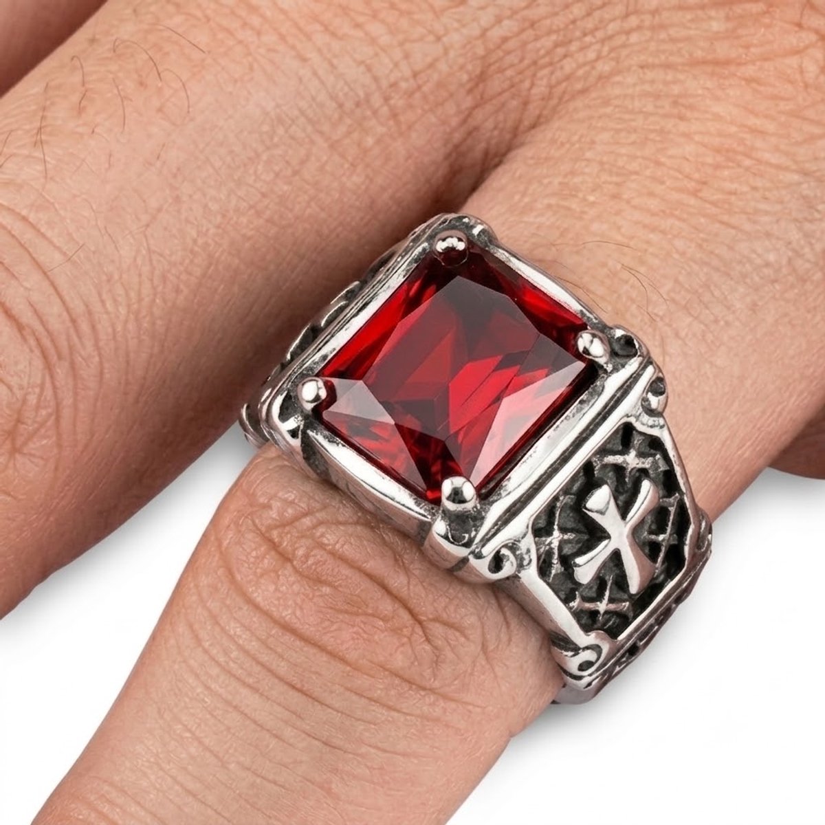 Roodkleurige statement ring heren dames kruis motief met rode steen vintage gotische ring maat 10 opengewerkt design zilverkleurige details vinger ring