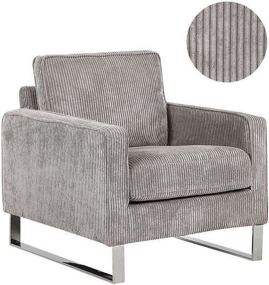 Grijze corduroy fauteuil met een close-up van de stoftextuur en verchroomde metalen poten.