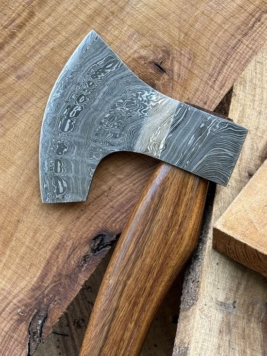 Prachtig afgewerkte bijl in Noorse Viking stijl van Damascus Staal, zowel handvat als bijlblad zijn met de hand afgewerkt van Prächtig — afbeelding 2