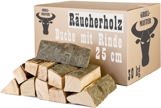 Een doos Grillmaster Rokhout beukenhout met bast, 25 cm, 30 kg, met een stapel hout ervoor.