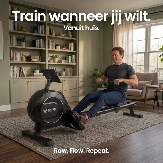 Man traint op een zwarte roeitrainer in een stijlvolle woonkamer.