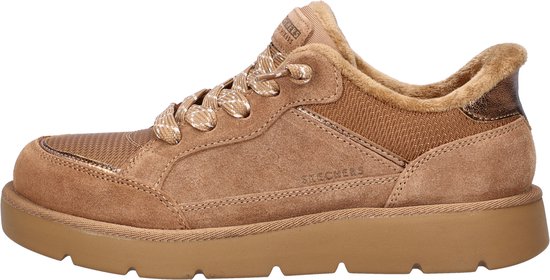 Zijaanzicht van bruine Skechers sneaker met suède en mesh details en bontkraag.