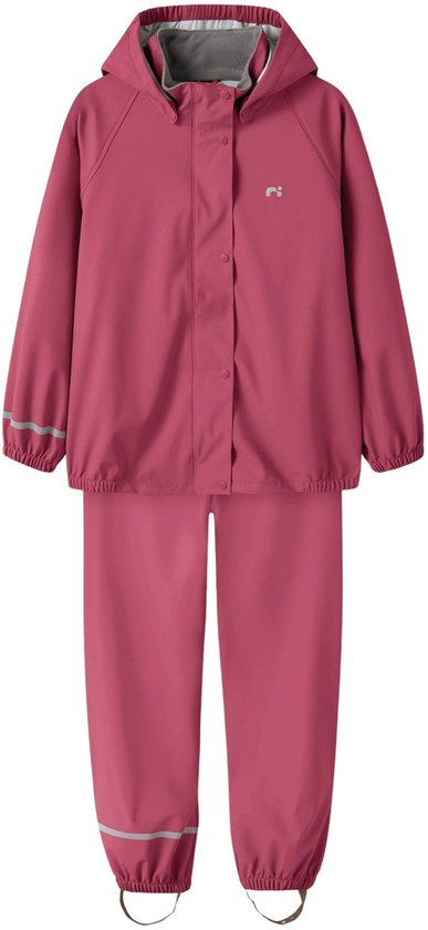 Roze regenpak bestaande uit een jas met capuchon en een regenbroek. Reflecterende details op jas en broek.