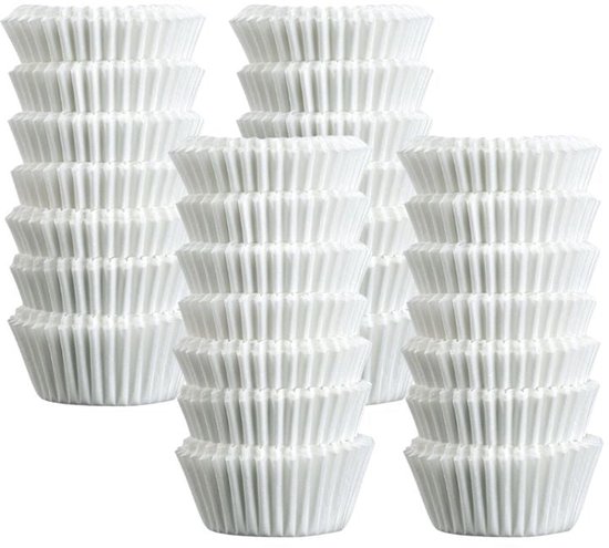 Piles de caissettes à muffins blanches en papier.