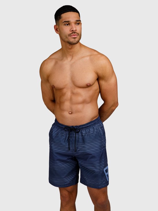 Homme portant un short de bain bleu foncé à fines rayures bleu clair et logo bleu.