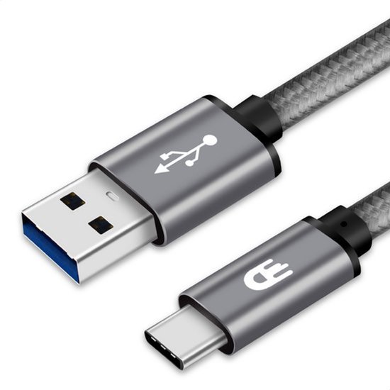 Close-up van een grijze gevlochten USB-A naar USB-C oplaadkabel met metalen connectoren.