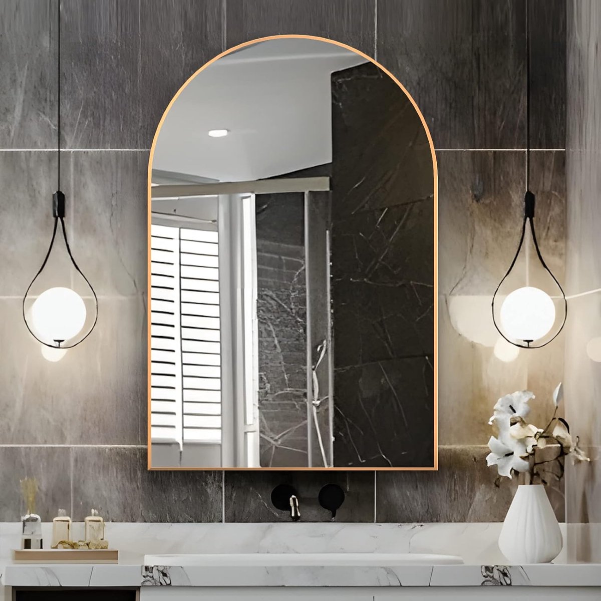 SnelShoppen - Gebogen Wandspiegel voor Badkamer 50x75cm - Metalen Frame Goud - Decoratieve Wastafelspiegel voor Slaapkamer, Ingang en Woonkamer