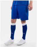 Un homme porte un short de sport bleu et des chaussettes assorties à bords blancs. Chaussures de football blanches.