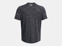 Achterkant van een zwart sportshirt met een fijn grijs gestreept patroon en het Under Armour logo.