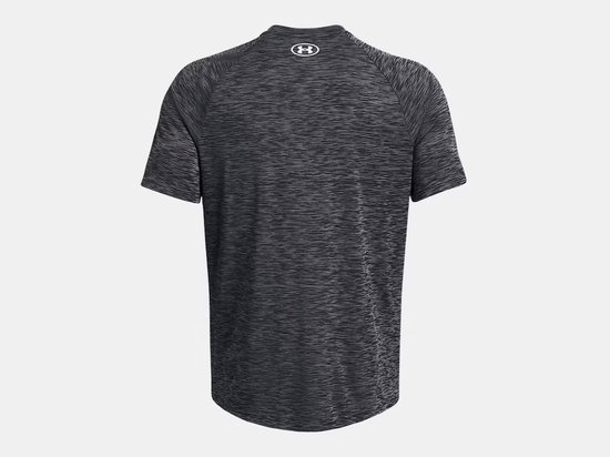 Achterkant van een zwart sportshirt met een fijn grijs gestreept patroon en het Under Armour logo.