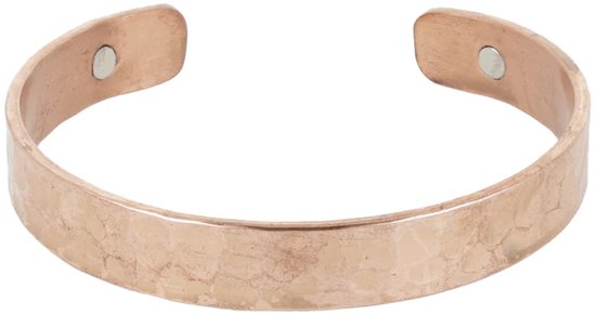 Koperkleurig armbandje met gehamerd patroon en twee magneetjes aan de binnenzijde.