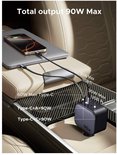 Zwarte en grijze autolader in een auto, aangesloten op een laptop en telefoon. Totale output 90W Max.