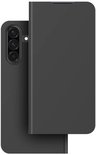 Zwarte Samsung Wallet Cover voor de Samsung Galaxy A57 (5G) telefoon, met drievoudige camera aan de achterkant.