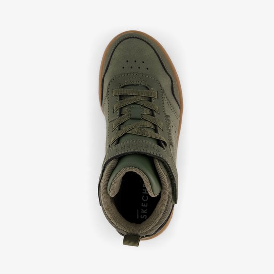 Bovenaanzicht van groene Skechers mid-top sneakers. Details van de veters en de binnenkant van de schoen.