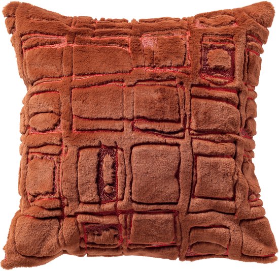 Coussin décoratif marron aspect fourrure avec un motif de blocs et des passepoils rouges.