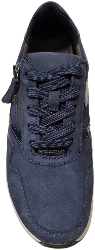 Donkerblauwe Gabor sneaker met rits en veters. Glanzende blauwe accenten en witte zool.