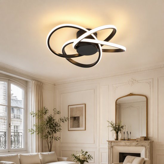 Moderne zwarte plafondlamp met 3 ringen in een elegant ingerichte kamer.