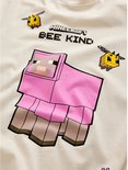 Crème oversized T-shirt met Minecraft print van een roze schaap en twee bijen. Tekst 'MINECRAFT BEE KIND'.