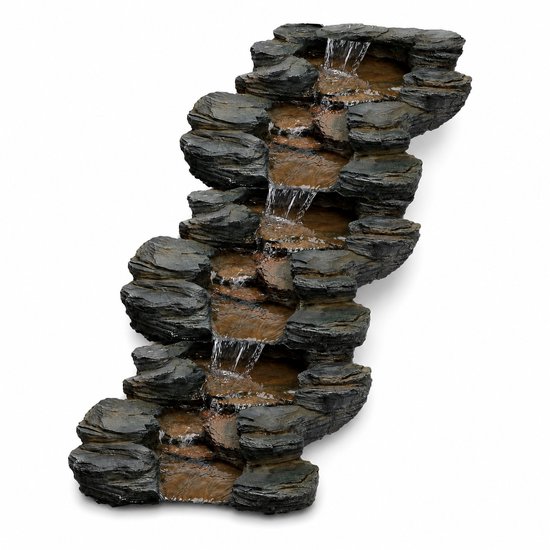 Drie-delige stenen waterval met stromend water op een witte achtergrond.