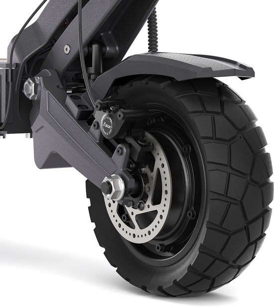 Close-up van het achterwiel met dikke offroad band en remschijf van de grijze Ausom elektrische step.