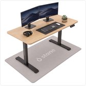 Eiken bureau met zwarte poten, met twee monitoren, toetsenbord, muis en koptelefoon. Ligt op een grijze mat.