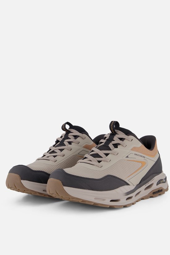 Taupe Skechers Arch Fit Orvan Ultra heren instappers met zwarte en bruine accenten en vetersluiting.
