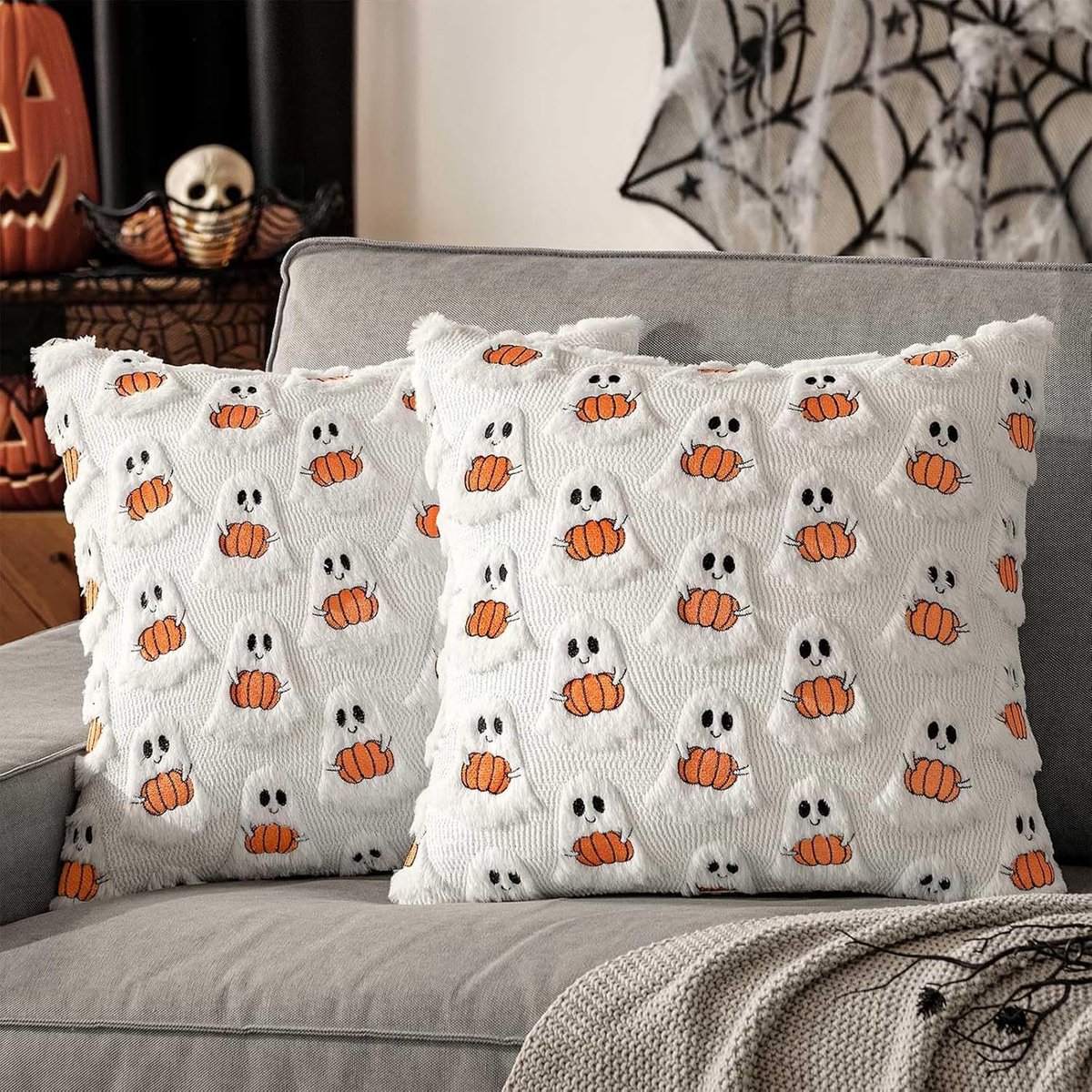 Ulisem - Halloween kussensloop - 2 stuks vierkante 45x45 cm kussenslopen - Met pompoen en spook ontwerp - Zachte maar stevige stof - Inclusief verborgen rits - Machinewasbaar - Geschikt voor bank en terras - Cadeau voor halloween liefhebbers