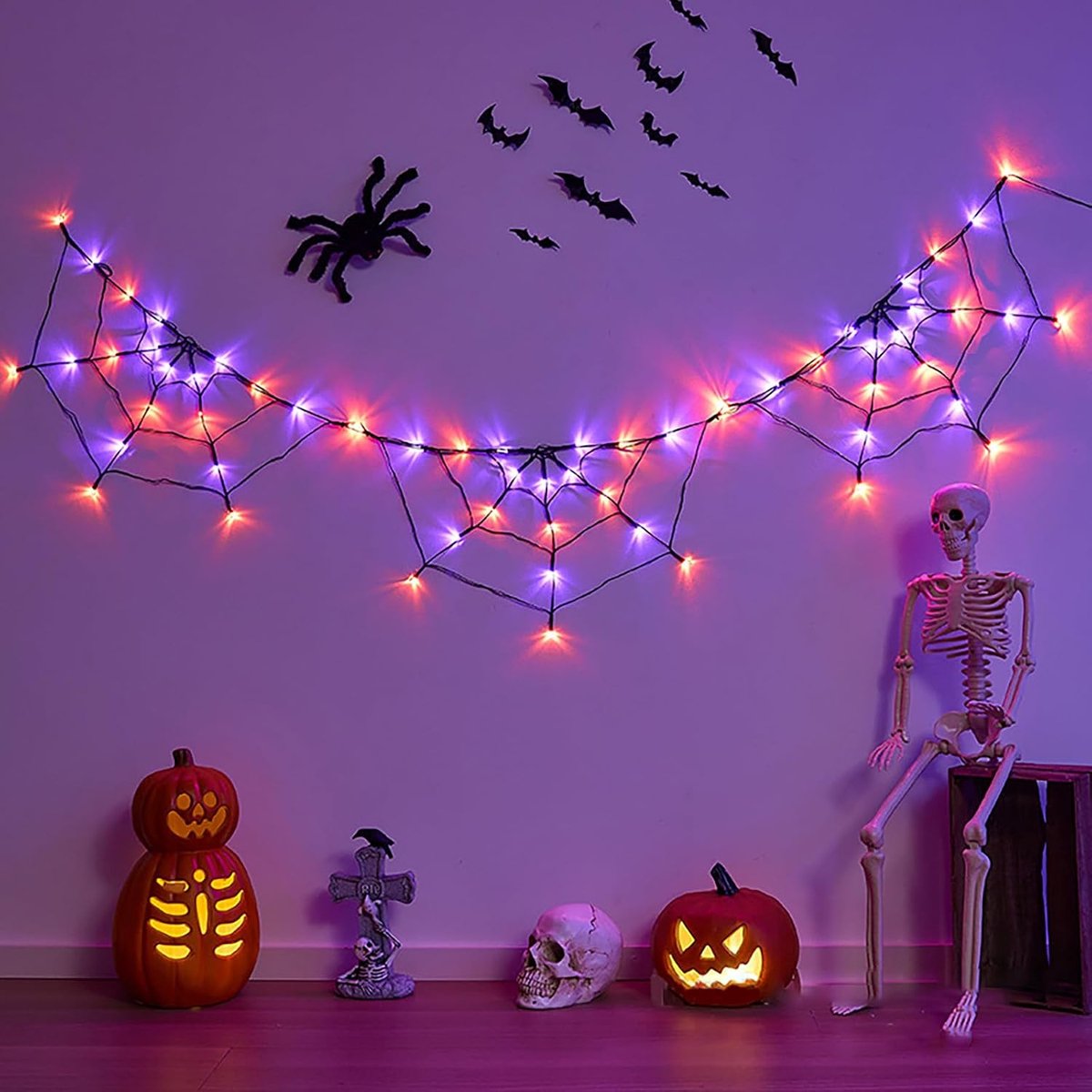 Ulisem - Halloween spinnenweb lampen - 1.8 meter spinnenweb met 60 LED - 8 lichtstanden inclusief timerfunctie - 6 uur aan, 18 uur uit - Inclusief zwarte pluchen spin - Batterijgevoed - Waterdicht - Voor tuin en feest - Oranje en paarse