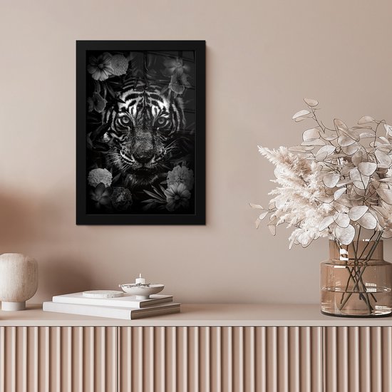 Cadre photo avec affiche Zwart Wit- Tigre parmi les fleurs - noir et blanc - 20x30 cm - Cadre pour affiche