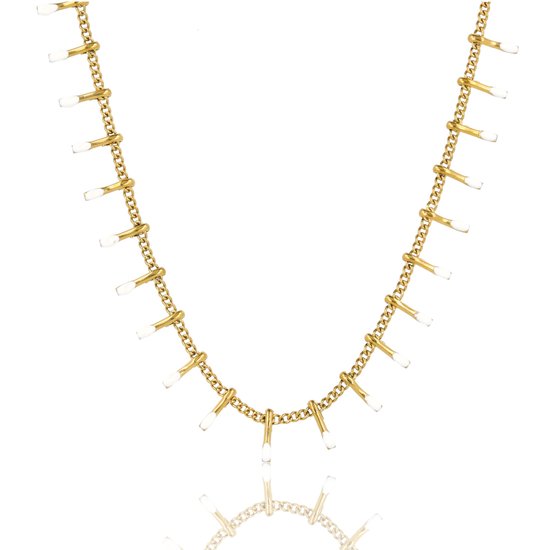 Gouden ketting met schakels en witte staafjes als hangers.